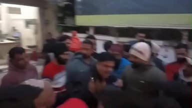 ਲੁਧਿਆਣਾ ਪੂਰਬੀ: ਗੁਰੂ ਅਰਜੁਨ ਦੇਵ ਨਗਰ ਵਿੱਚ ਇੱਕ ਪੈਟਰੋਲ ਪੰਪ 'ਤੇ ਭਾਰੀ ਹੰਗਾਮਾ ਹੋਇਆ। ਇੱਕ ਕਰਮਚਾਰੀ ਨੇ ਪੈਟਰੋਲ ਭਰਨ ਆਏ ਇੱਕ ਜੋੜੇ 'ਤੇ ਹਮਲਾ ਕੀਤਾ