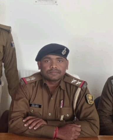 गुरुआ: घने कोहरे में भी यातायात व्यवस्था चुस्त, गुरुआ थानाध्यक्ष की सराहनीय पहल