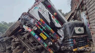 गिधौर: बानाडीह के पास गिट्टी लदा ट्रक घर में घुसा, बड़ा हादसा टल गया, जांच में जुटी पुलिस