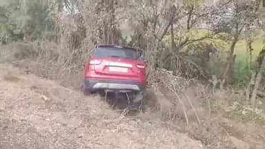 जालौन: जालौन बंगरा मुख्यमार्ग पर कार अनियंत्रित होकर खाई में गिरी, सवारियों को आई मामूली चोटें