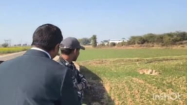 श्योपुर: खेत में यूरिया डाल रहे किसान को देख कलेक्टर रूके, फसल उत्पादन के बारे में जानकारी ली