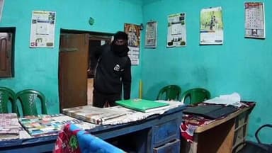 गोला: कुम्हरदगा: एक रात में दो दुकानों से ₹2.30 लाख की चोरी, CCTV में कैद हुई घटना, लोगों में दहशत