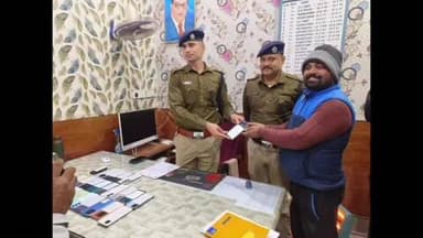 खगौल: दानापुर थाना में पटना पश्चिमी सिटी एसपी ने जनता दरबार में गुम हुए 40 मोबाइलधारकों को मोबाइल सौंपे