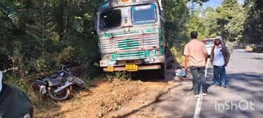 कोरची: बेडगांव घाटावरील तिव्र उतारावरून रिव्हर्स येणाऱ्या ट्रकने दोन दुचाकी चिरडल्या,३ जखमी मात्र जीवितहानी टळली