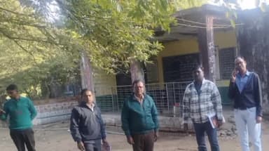 किरनापुर: प्राथमिक शाला मेंढरा की बीआरसी एवं बीईओ ने की जांच, बच्चों को केले के पत्ते पर भोजन नहीं दिया जा रहा