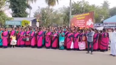 அறந்தாங்கி: அம்மா உணவகம் எதிரே அங்கன்வாடி ஊழியர்கள் மற்றும் பணியாளர்கள் தமிழக அரசுக்கு எதிராக போராட்டத்தில் ஈடுபட்டனர்