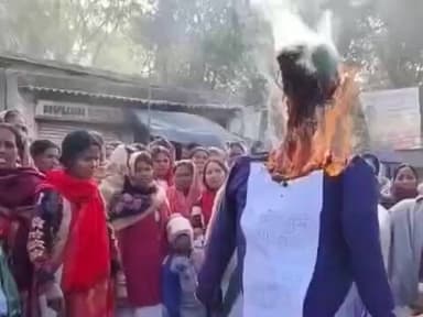 बरकागाँव: बड़कागांव विधानसभा क्षेत्र के केरेडारी में सहिया संघ ने स्वास्थ्य मंत्री का पुतला फूंका