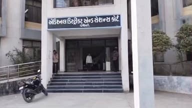 વંથળી: આપ જિલ્લા પ્રમુખ હરેશ સાવલિયા સહિત અન્ય બે શખ્સો ને વંથલી કોર્ટમાં રજૂ કરાયા, રિમાન્ડ ન મળતા જેલ હવાલે કરાયા