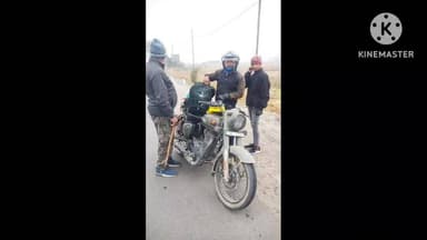 पथरगामा: पथरगामा पुलिस ने खैरबनी मोड़ पर चार व दो पहिया वाहनों की सघन जांच की