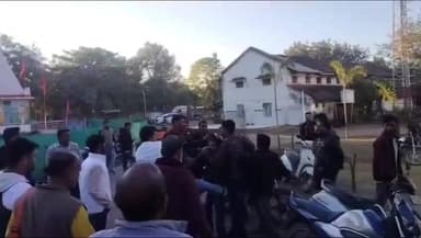 दमोह: पार्षद प्रतिनिधि कासिम खान के द्वारा मारपीट मामले नया मोड, भड़के लोगों ने कोतवाली परिसर में की मारपीट, वीडियो हुआ वायरल