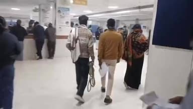 लकड़ी नबीगंज: लकड़ी नवीगंज थाना पुलिस की घोर लापरवाही, हाथ में हथकड़ी लेकर घूमता रहा अपराधी