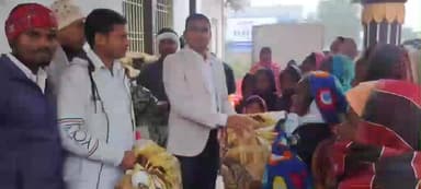 अरियरी: हुसैनाबाद पंचायत में मुखिया आलोक कुमार ने जरूरतमंदों के बीच कंबल वितरण किया