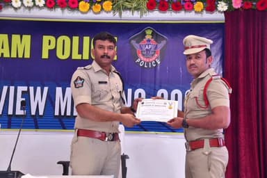 కనిగిరి: పెండింగ్ కేసులను త్వరగా పరిష్కరించినందుకు చంద్రశేఖరపురం ఎస్సై వెంకటేశ్వర్లు నాయక్ ను అభినందించిన ఎస్పీ హర్షవర్ధన్ రాజు