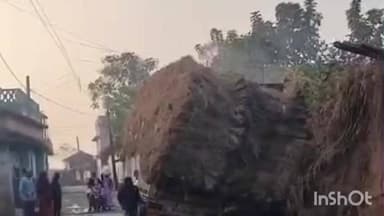 मसलिया: पाटनपुर गांव में पुआल से लदा वाहन एक घर पर गिरा, चालक बाल-बाल बचा