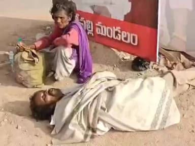 పుంగనూరు: కొడుకు మృతదేహానికి సొంత గ్రామానికి తరలించాలని మృతదేహం వద్ద విలిపిస్తున్న తల్లి .