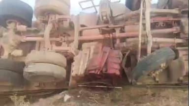 రాయదుర్గం: గనిగెర వద్ద పల్టీకొట్టిన దాన్యం బస్తాల లోడు లారీ