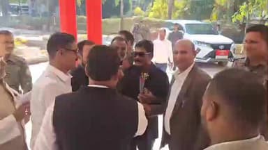 सिमडेगा: कांके विधायक सुरेश बैठा सिमडेगा पहुंचे, कार्यकर्ताओं से मुलाकात कर शादी समारोह के लिए रवाना हुए