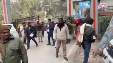 प्रयागराज मेला प्राधिकरण गेट के सामने ही मेला अधिकारी की कार के आगे लेट गए #साधु #संत ! माघ मेला जमीन आवंटन को ले