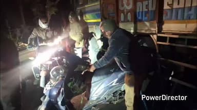 परसिया: पिपरिया रोड न्यूटन भीमसेन घाटी में ट्रक पलटा, बाल-बाल बचे बाइक सवार, स्कूटी और बाइक दबी