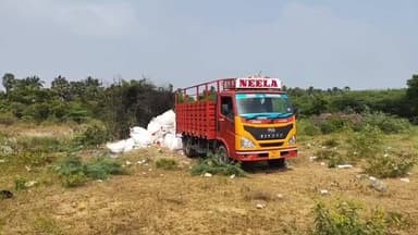 நாங்குநேரி: நம்பியாற்றின் கரையோரம் பிளாஸ்டி கழிவுகளை கொட்டிய லாரியை சிறைபிடித்த பொதுமக்கள். போலீசார் விசாரணை.