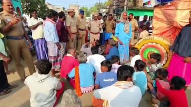 சங்கராபுரம்: கொசப்பாடி கிராமத்தில் தனிநபர் ஆக்கிரமிப்பு அகற்ற வலியுறுத்தி தேரை சாலையில் நிறுத்தி மறியலில் ஈடுபட்ட பொதுமக்கள்