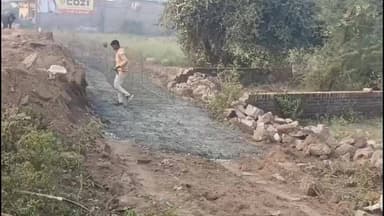 मझगवां: चित्रकूट में सड़क चौड़ीकरण के साथ बन रही नाली निर्माण में अनियमितताएं, मजबूत बेस भी नहीं