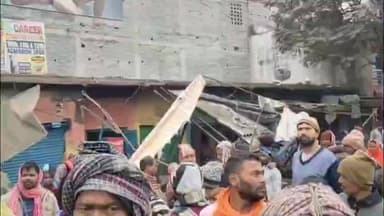 वज़ीरगंज: वजीरगंज बाजार में अतिक्रमण पर चला बुलडोजर