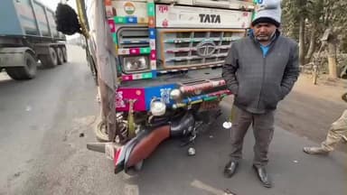 दुमका: मुफस्सिल थाना के नेतुर पहाड़ी के पास हाईवा की टक्कर से बाइक चालक घायल, सड़क जाम