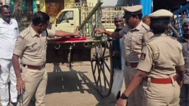 ಕಲಬುರಗಿ: ರಾವೂರಿನಲ್ಲಿ ಎತ್ತಿನ ಬಂಡಿಗಳಿಗೆ ರೇಡಿಯಂ ಅಂಟಿಸಿದ ಡಿವೈಎಸ್ಪಿ ಶಂಕರಗೌಡ ಪಾಟೀಲ್ರಿಂದ ಜಾಗೃತಿ