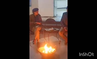 मुरार: ग्वालियर पुलिस ने थानों में जलवाए अलाव, ASP-CSP ने बांटी गजक, ठंड में जवानों को मिली राहत