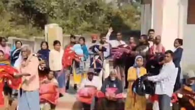 मुसाबनी: दुर्गम क्षेत्र में भी शासन की पहुंच: फॉरेस्ट ब्लॉक पंचायत में मुखिया पोरमा बानरा ने कंबल वितरित किए