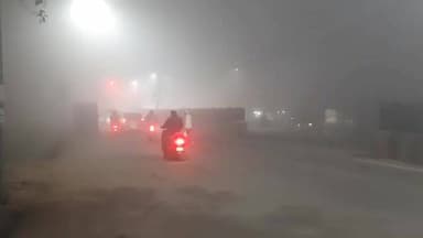 मुरैना नगर: मुरैना में घने कोहरे का कहर, रेंगते दिखे वाहन, पुलिस ने चालकों को सावधानी बरतने की सलाह दी