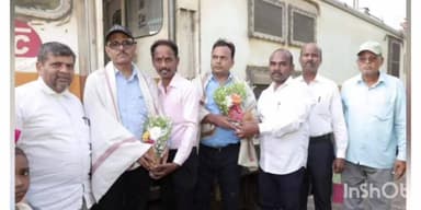 संगमेश्वर: संगमेश्वर रोड येथे अधिकृत थांबा मिळाल्यानंतर गाड्यांचं लोकांकडून भव्य दिव्य स्वागत