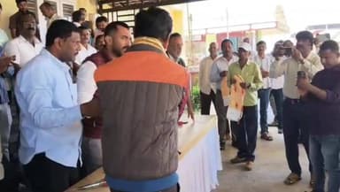 ಸೋಮವಾರಪೇಟೆ: ಸೋಮವಾರಪೇಟೆಯಲ್ಲಿ ಫಲಾನಭವಿಗಳಿಗೆ ಶಾಸಕ ಮಂತರ್ ಗೌಡ ಆದೇಶ ಪತ್ರ ವಿತರಣೆ