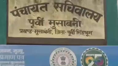 मुसाबनी: मुखिया दुलाराम महाली ने जरूरतमंदों के बीच कंबल का वितरण किया