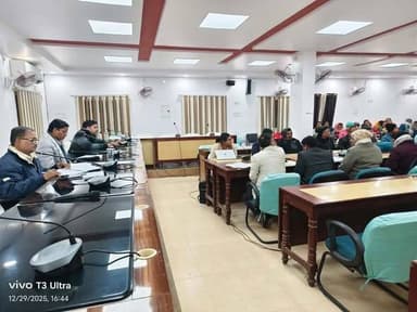 डीएम ने दरभंगा सदर एवं बहादुरपुर अंचल के राजस्व कार्यों का किए समीक्षा
दरभंगा, 29 दिसम्बर, 2025 :- समाहरणालय स्थित ब...