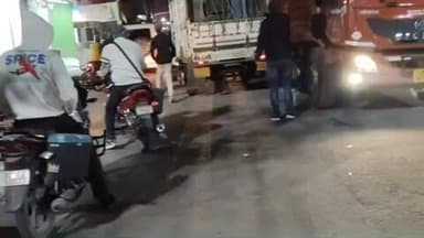 गुमला: पटेल चौक के पास दो वाहन फंसने से लगा जाम, पुलिस ने तुरंत हटवाया