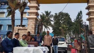 কেতুগ্রাম ২: SIR শুনানি কেন্দ্রে মানবিক মুখ, অসহায়দের হাতে শীতবস্ত্র তুলে দিলেন কেতুগ্রামের বিধায়ক শেখ শাহনওয়াজ