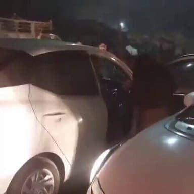 "मुंह में मूत दूंगी" - यूपी पुलिस की महिला दारोगा ने कहा.
#मेरठ में ट्रैफिक जाम में दारोगा जी की गाड़ी फंस गई, जिसके बा...