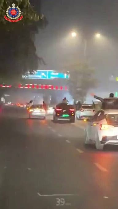 दिल्ली पुलिस का आभार, जिन्होंने इस सफ़र और स्टंट को सही अंजाम तक पहुँचाया।
कर्तव्य, सतर्कता और कार्रवाई—यही पहचान है। 🙏🚓...