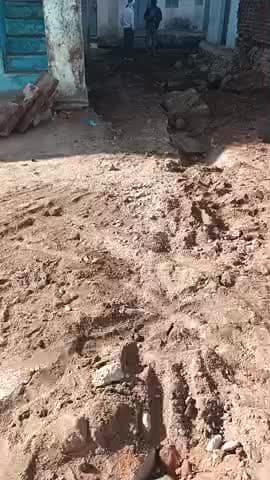 सरकारी काम की आड़ में अपनी मनमानी करते हुए एवं सड़कों,गलियों को रौंदते हुए कर्मचारी।