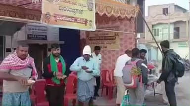 ಗುಳೇದಗುಡ್ಡ: ಪಟ್ಟಣದಲ್ಲಿ ಎಲ್ಲಮ್ಮ ದೇವಿ ಜಾತ್ರೆಗೆ ತೆರಳುವ ಪಾದಯಾತ್ರಿಗಳಿಗೆಗೆಳೆಯರ ಬಳಗದಿಂದ ಉಪಹಾರ, ಪ್ರಸಾದ ವ್ಯವಸ್ಥೆ