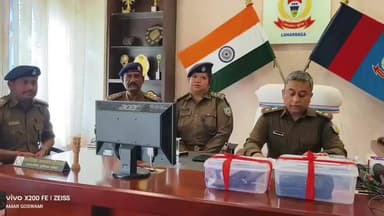 लोहरदगा: कैरो में हथियार और लूट मामले का एसपी ने किया खुलासा, तीन नाबालिग देशी कट्टा, स्कूटी व लूटे सामान के साथ गिरफ्तार