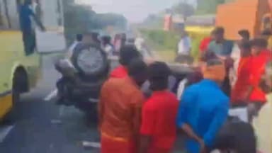 விக்கிரவாண்டி: சித்தனியில் சாலையில் கார் மீது அரசு பேருந்து மோதியதில் கார் கவிழ்ந்து விபத்து - இருவரும் பலத்த காயம் மருத்துவமனையில் அனுமதி