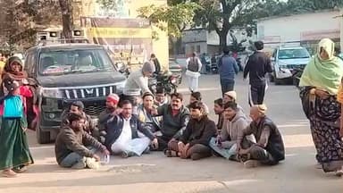 *लहार जनपद पंचायत सी इ ओ की गाड़ी के आगे बैठे जनपद अध्यक्ष प्रतिनिधि व जनपद सदस्य,जनपद CEO व स्टाफ पर लगाया भृस्टाचार का