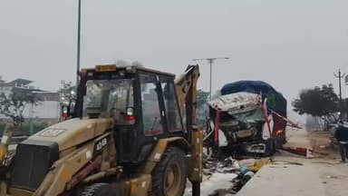 बाराबंकी में बड़ा हादसा 😔, मक्के के दाने से लड़े ट्रेलर ने खड़े ट्रक को टक्कर मारी, चालक अलाउद्दीन की मौत 🙏 #बाराबंकी #हादसा #ट्रेलर_टक्कर