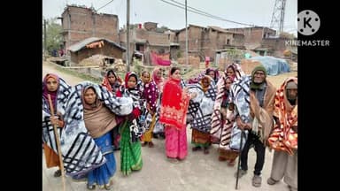 मेहरमा: तुलाराम पंचायत की मुखिया मौसम देवी ने जरूरतमंदों और आशा कार्यकर्ताओं के बीच कमल का वितरण किया