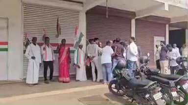 பல்லடம்: 15 வேலம்பாளையம் பகுதியில் காங்கிரஸ் கட்சி அலுவலகத்திற்கு சீல் - எதிர்த்து போராடிய காங்கிரஸ் கட்சியினர் கைது