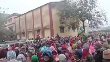 साहिबगंज: सिद्धो कान्हु स्टेडियम के पास विवाह भवन में नगर परिषद ने बांटे कंबल, विभिन्न वार्डों से पहुंचे लोग