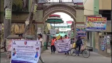 কৃষ্ণনগর ১: কৃষ্ণনগরে পথ নিরাপত্তা সচেতনতা অভিযান
কোতোয়ালি ট্রাফিক গার্ড ও ডি এল রায় কলেজের ছাত্রীদের যৌথ উদ্যোগে